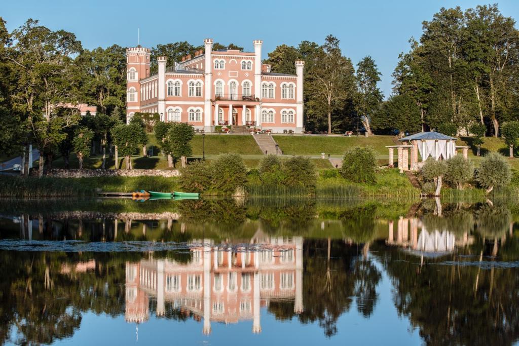 Отель Birinu Pils Бирини Экстерьер фото