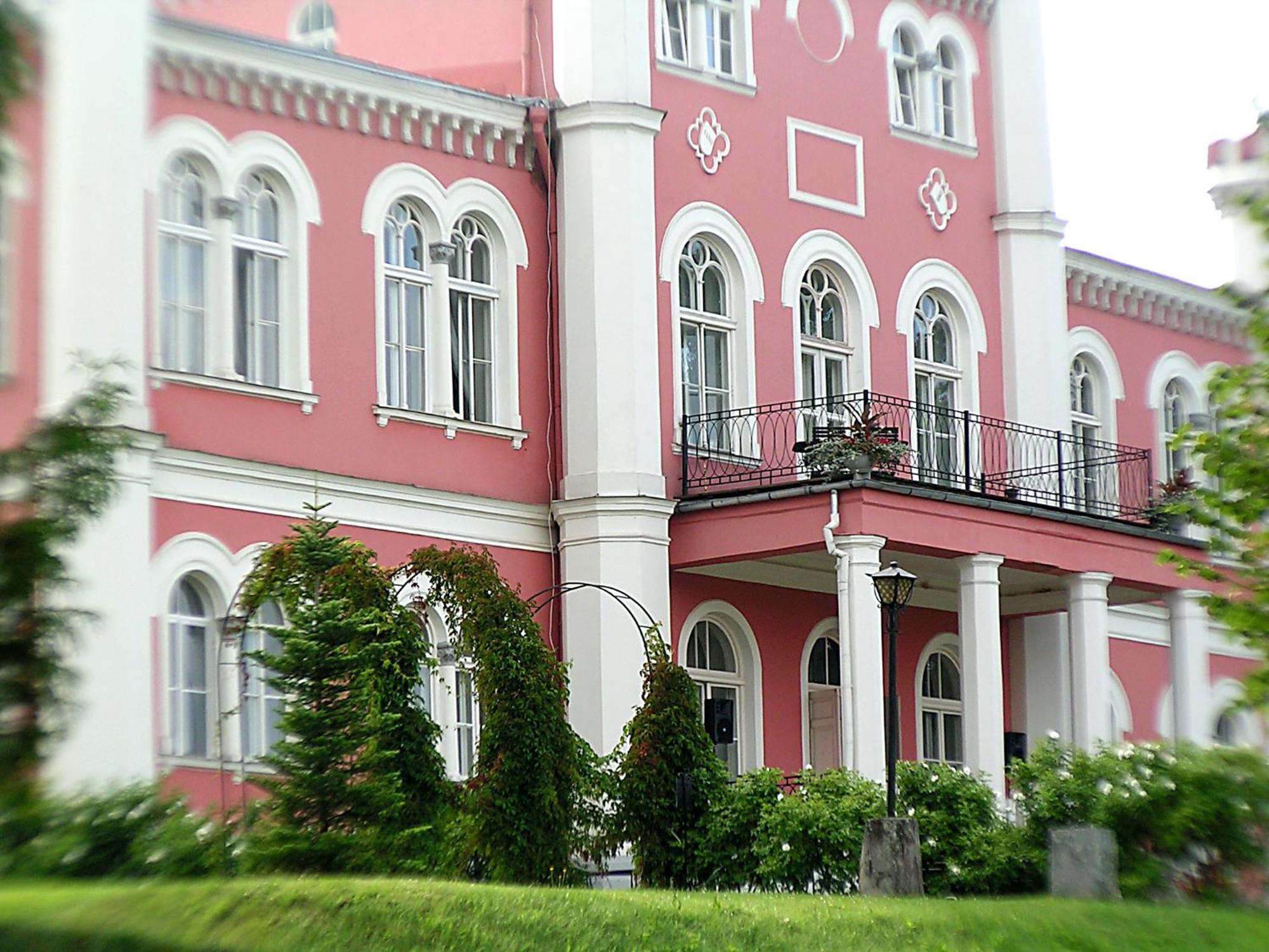 Отель Birinu Pils Бирини Экстерьер фото