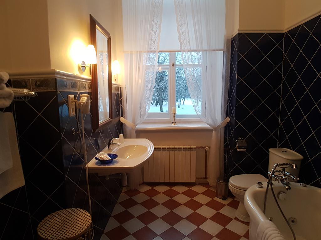 Отель Birinu Pils Бирини Экстерьер фото