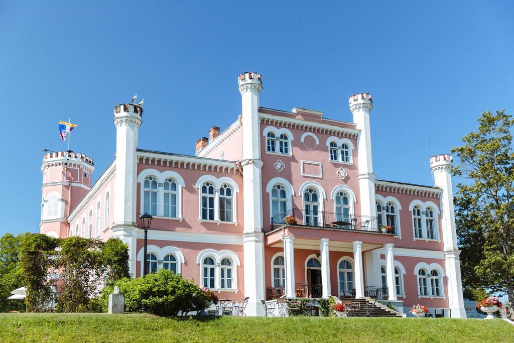 Отель Birinu Pils Бирини Экстерьер фото